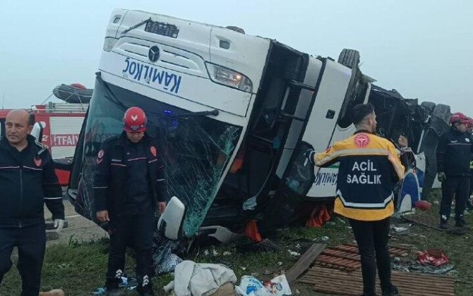 В Турции перевернулся микроавтобус с рабочими, один человек погиб, 20 пострадали
