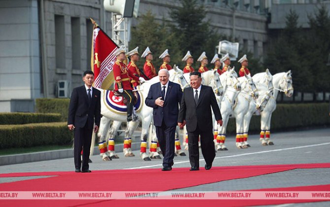 Kim Çen In Lukaşenkonu 21 top atəşi və izdihamla qarşıladı