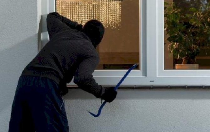 Bakıda evə BASQIN: bıçaqla hədələyib qarət etdilər