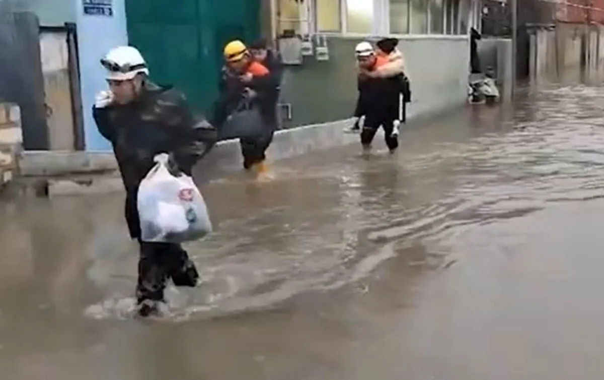 FHN: Evləri və həyətləri subasmaya məruz qalan 9 nəfər təxliyə olunub - VİDEO