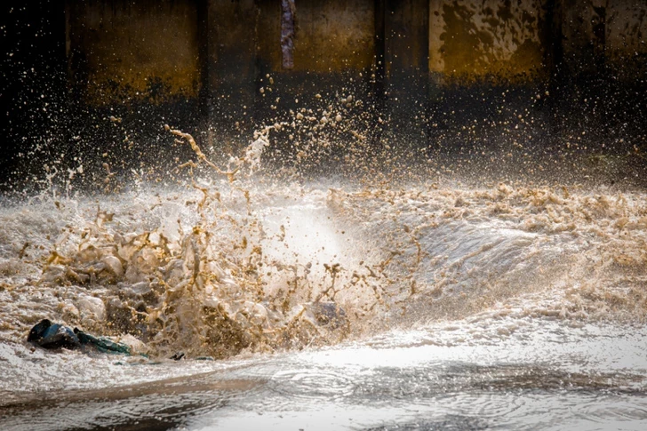 В Губинском районе засорилась канализационная линия: сточные воды затопили дома-ФОТО