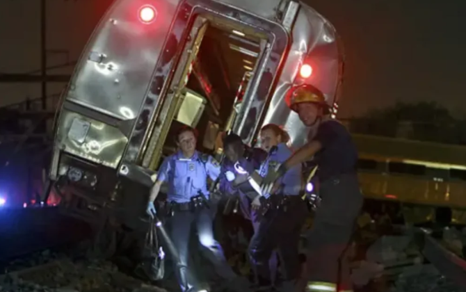 Qatarla yük maşını toqquşdu - Ölənlər var