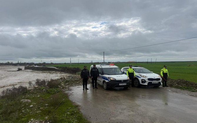 Sel suları Ağsuda yolu yararsız vəziyyətə salıb - FOTO
