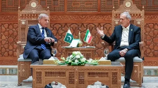 Шариф и Пезешкиан обсудили ситуацию на Ближнем Востоке