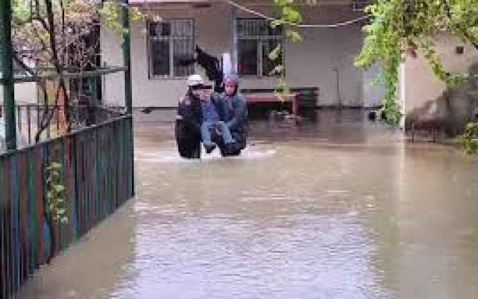 В Хачмазе в результате интенсивных дождей затопило дома, 22 человека эвакуированы