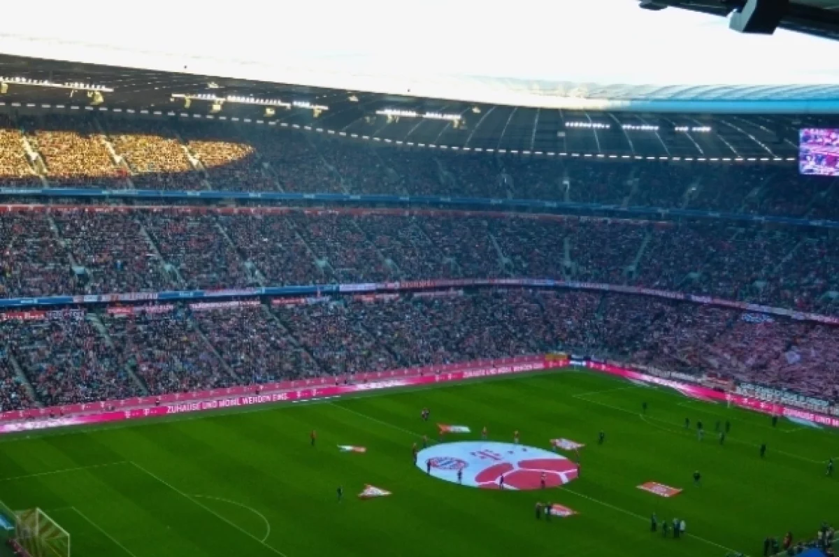 Во время открытия стадиона в Мехико в результате падения погиб болельщик