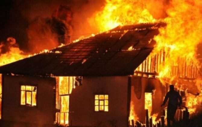 Üçotaqlı ev əşyaları ilə birlikdə yandı - FOTOLAR