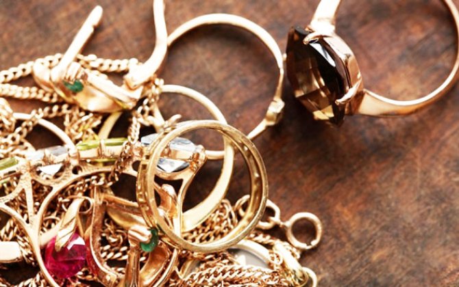 Qonşusunun qızıllarını talayıb satdı - Pulu ilə istirahətə getdi