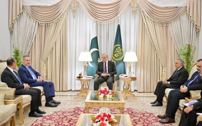 Премьер-министр Пакистана обсудил двусторонние отношения с главой МИД Турции