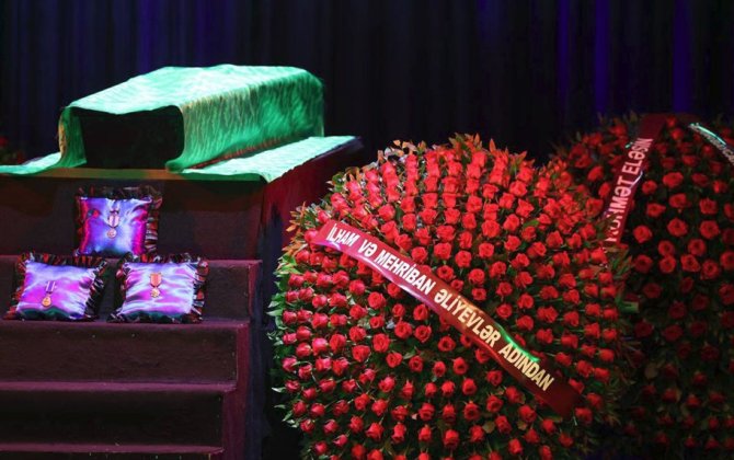 Prezidentlə xanımı vida mərasiminə əklil göndərdi