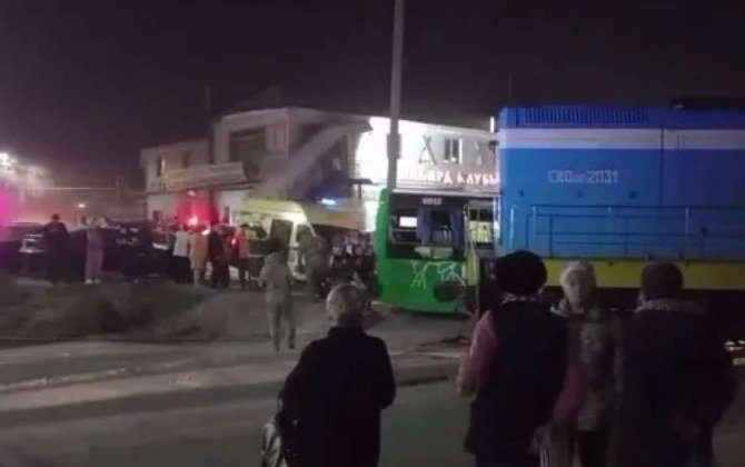 Avtobus qatarla toqquşdu - Xəsarət alanlar var
