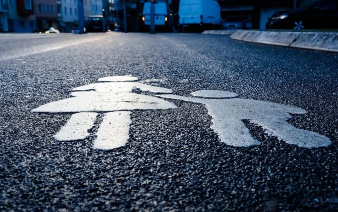 Avtomobil ana və azyaşlı qızını vurub