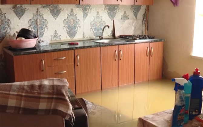 Su basan evlərdə dəyən ziyanı kim ödəyəcək? - VİDEO