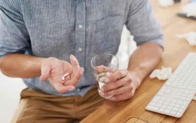 Хирург объяснил, почему нельзя запивать лекарства чаем