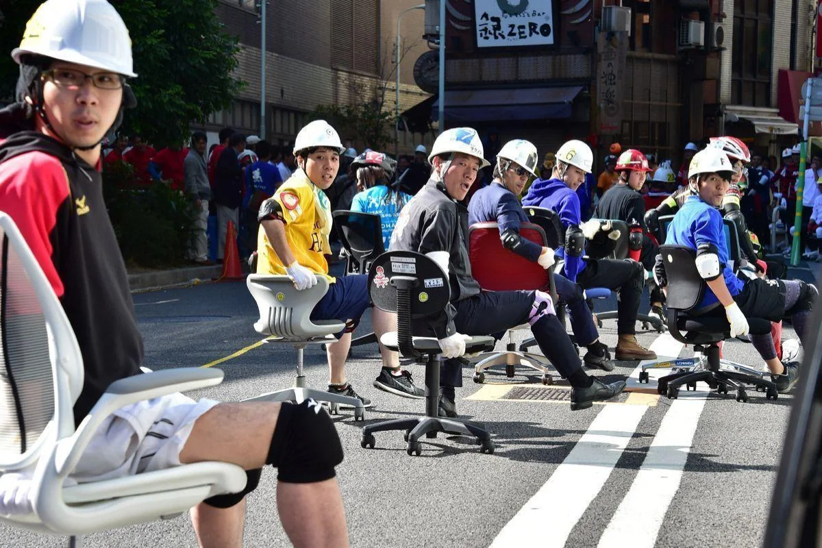В Японии прошли гонки на офисных креслах-ФОТО