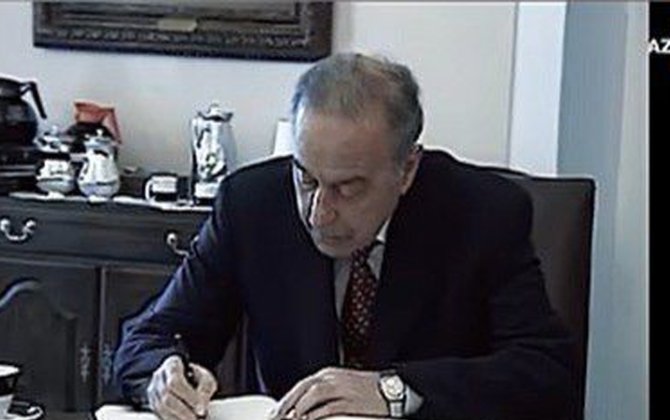 29 il öncə Heydər Əliyev Ağ Evin xatirə kitabına nə yazmışdı? - VİDEO