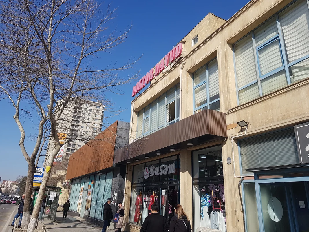 Pediatr olan məşhur baş həkim qastroenteroloq işləyirmiş - Klinikada ciddi nöqsanlar aşkarlandı - FOTO