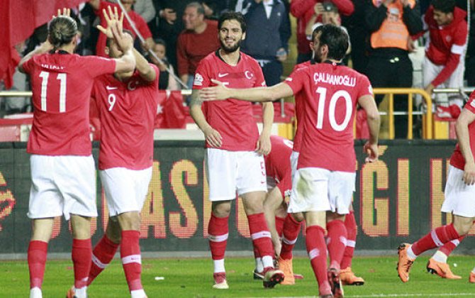 Tanınmış məşqçi oyun zamanı huşunu itirdi