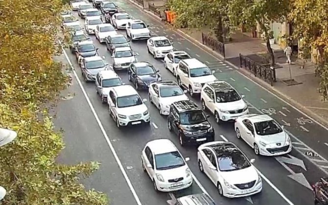 В Баку на ряде улиц и проспектов затруднено движение транспорта