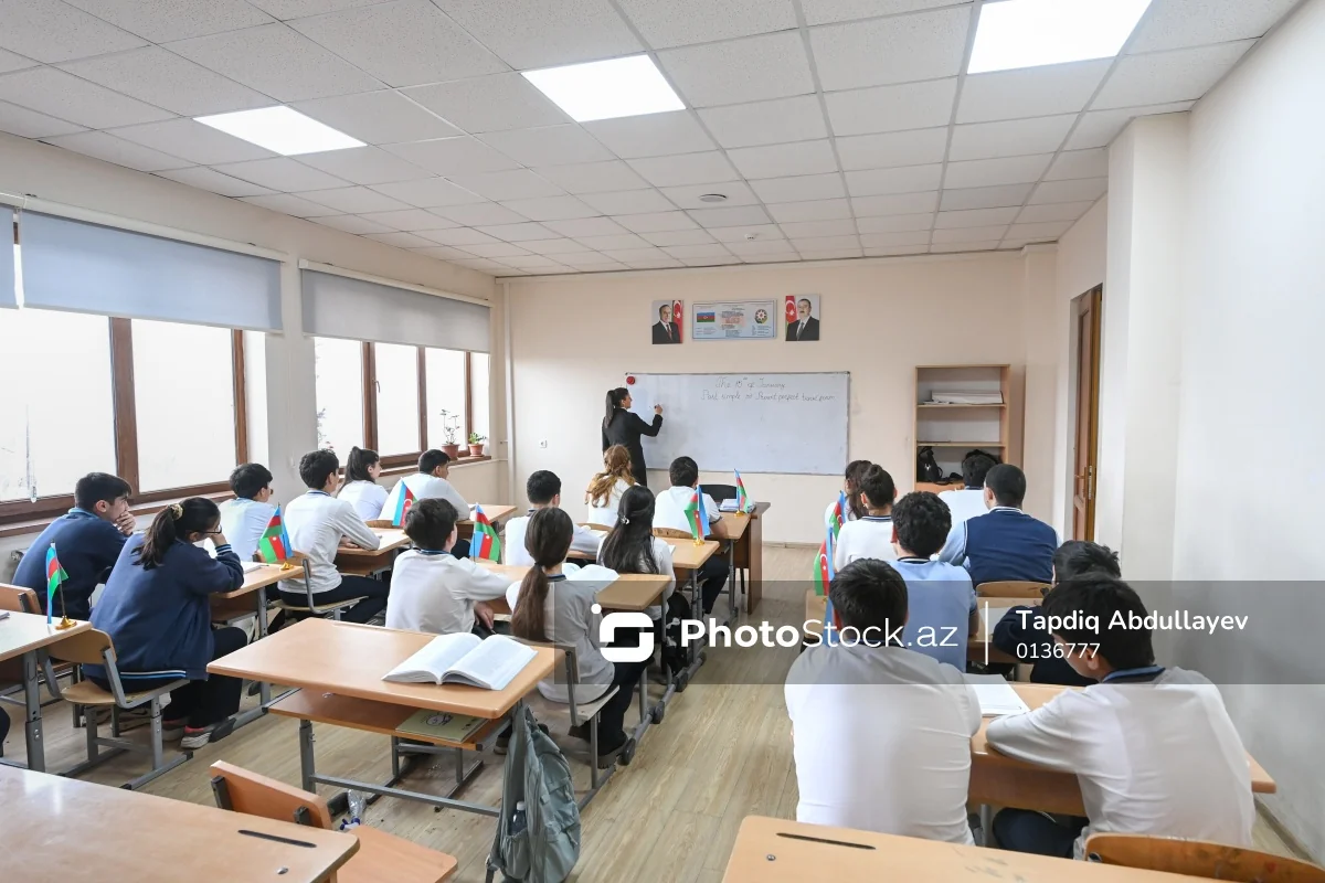 Şagirdlər məktəblərdə 