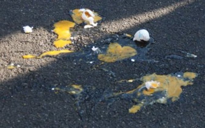 Federasiyanın binasına yumurta atdılar