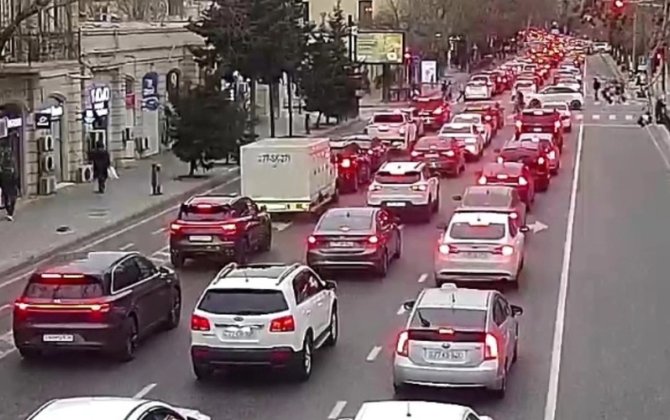 На ряде улиц и проспектов Баку затруднено движение транспорта
