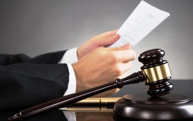 Bakıda kürəkənini öldürmək istəyən ata ilə oğlunun cəzası azaldıldı