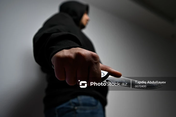 В Баку подросток напал с ножом на родителей