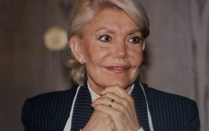 Səhnədə insult keçirən müğənni öldü - FOTO