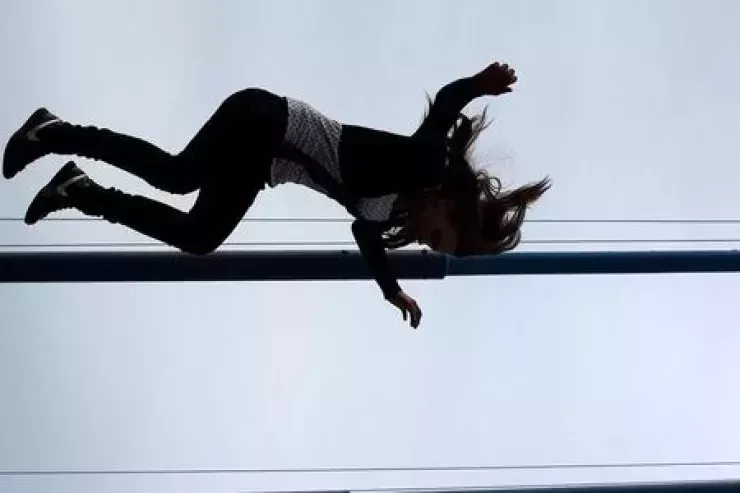 Sumqayıtda FACİƏ: Anası ölən məktəbli qız binadan yıxıldı, sağ qaldı