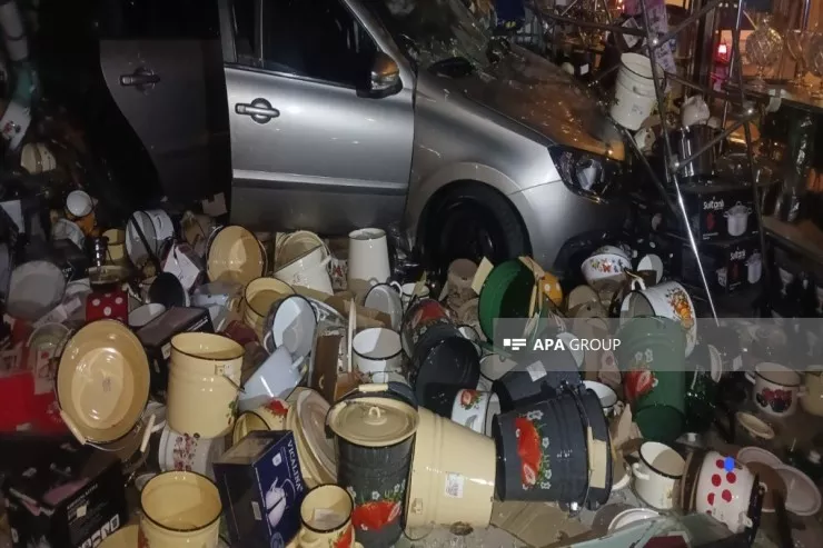 Gəncədə minik maşını mağazaya çırpıldı - FOTO