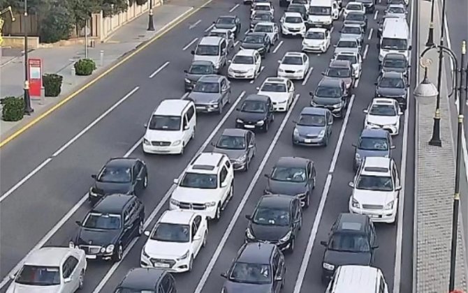 На ряде дорог Баку затруднено движение транспорта