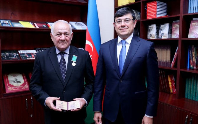 Fuad Muradov Akif Alaferdovaya medalını təqdim etdi - FOTOLAR