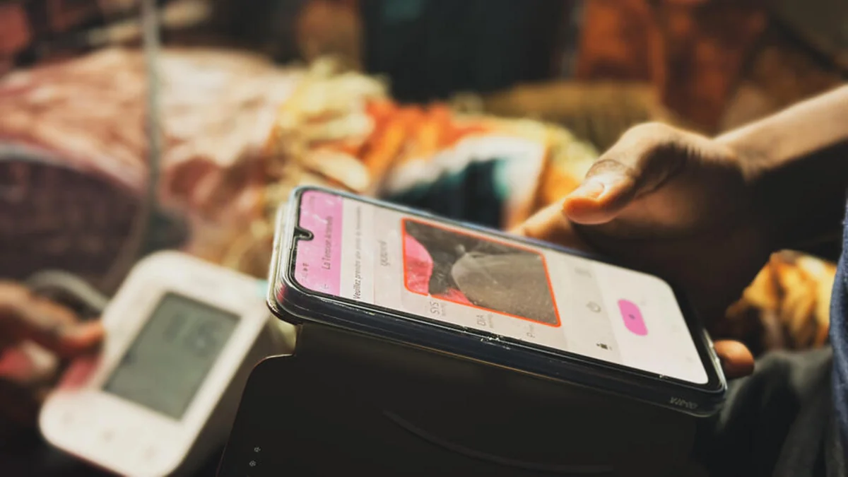 Женщина и младенец погибли из-за врача, руководившей родами по телефону