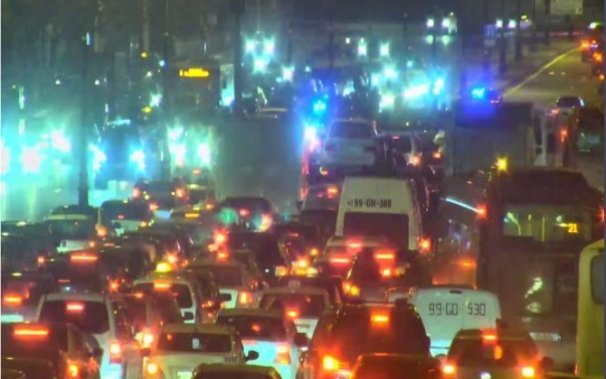 В центре Баку ограничивается движение транспорта