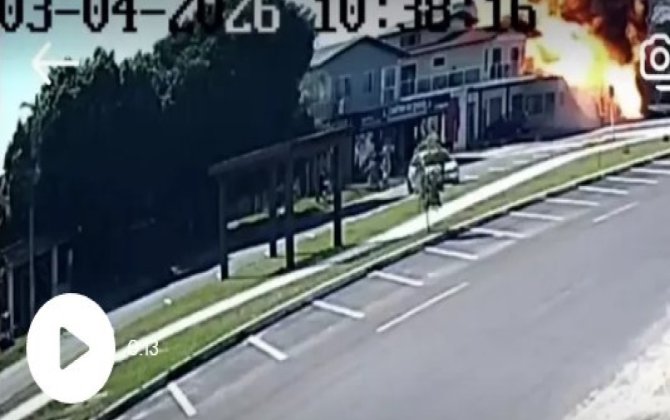 Təyyarə yaşayış binasına çırpıldı - Ölənlər var