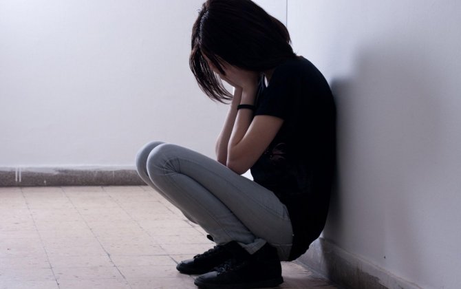 В Гяндже родители бросили девочку, а бабушка отдает ее в детдом