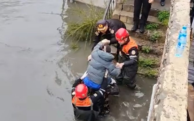 Авария в коллекторе затопила дома, людей срочно эвакуируют-ВИДЕО
