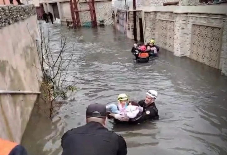 В поселке Кешля сотрудники МЧС эвакуировали жителей подтопленных территорий-ФОТО-ВИДЕО