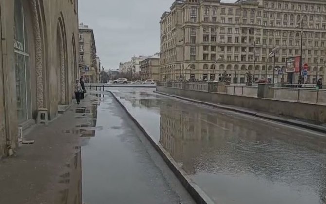 Heydər Əliyev prospektində yolların kənarına yığılmış yağış suları kənarlaşdırılıb - VİDEO