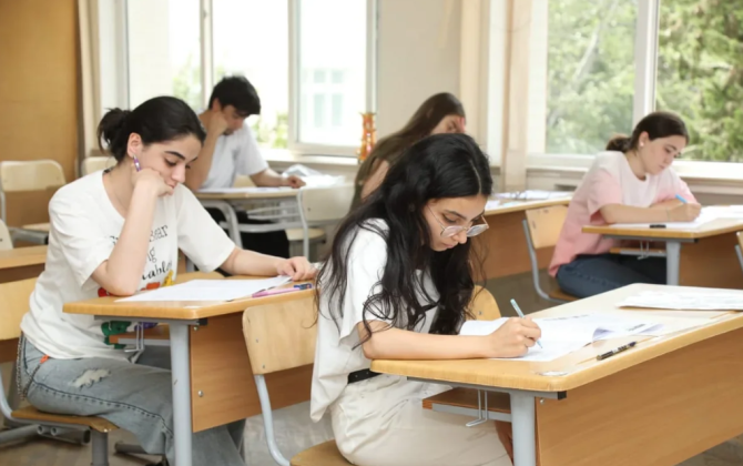 Buraxılış imtahanı keçirilib, 4 şagirddə telefon aşkarlanıb