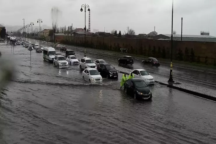 Yağışa görə bu ərazilərdə nəqliyyatın hərəkəti çətinləşib - SİYAHI + FOTO