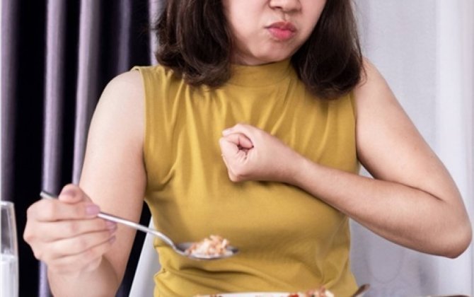 Qida borusunda yemək qalan qadın öldü