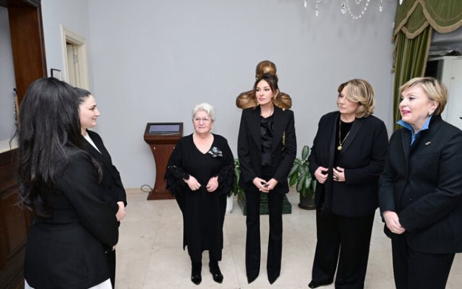 Mehriban Əliyeva Tbilisidə Mirzə Fətəli Axundzadə adına Azərbaycan Mədəniyyəti Muzeyi ilə tanış olub - FOTO