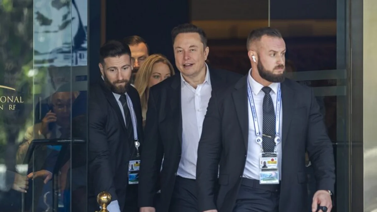 ABŞ-də İlon Maska güzəştlər - Mühafizəçilərinə status verildi