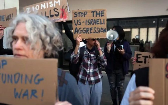 İsraildə insanlar ABŞ səfirliyi ətrafına toplaşaraq İran və Livanla savaşa son qoymağı  tələb etdi...+VİDEO