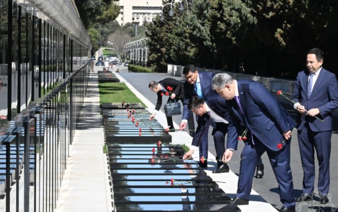 Qazaxıstan nümayəndə heyəti Şəhidlər xiyabanını və Zəfər parkını ziyarət etdi - FOTO