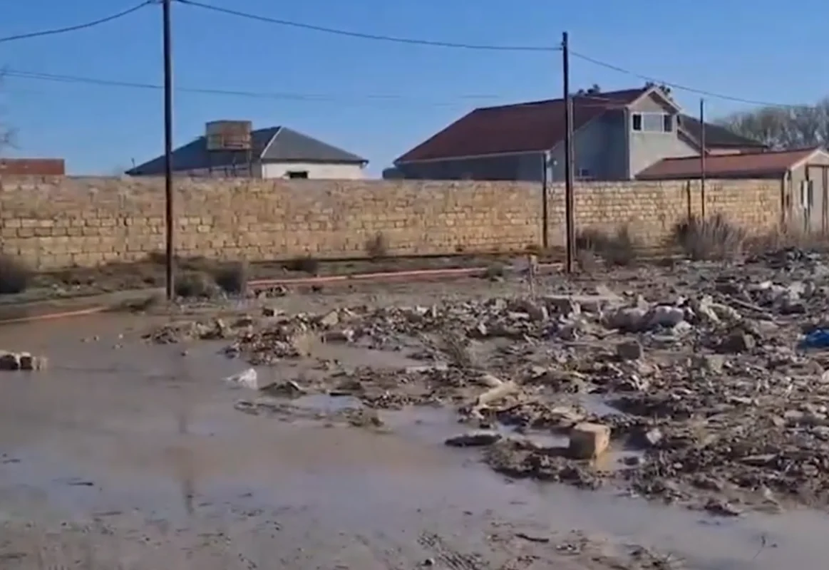 Yağışların yaratdığı fəsadların aradan qaldırılması və suçəkmə işləri davam etdirilir - VİDEO