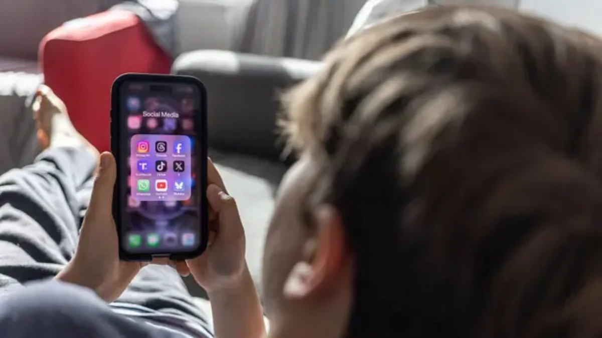 Yaşı 15-dən az olanlara sosial media qadağan edilir