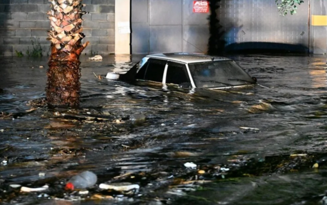 Güclü yağış səbəbindən ölənlər var, avtomobilləri sel aparıb